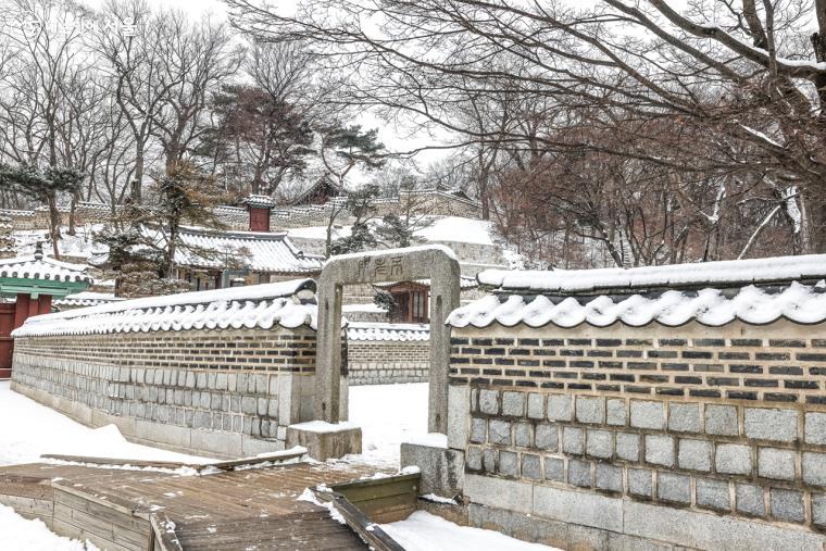 '금마문' 옆으로 하나의 담장으로 연결되어 있는 '불로문'. 보기드문 석문의 형태가 독특해 보인다.