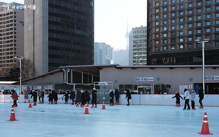서울광장 스케이트장은 2월 12일까지 운영된다. ⓒ김아름