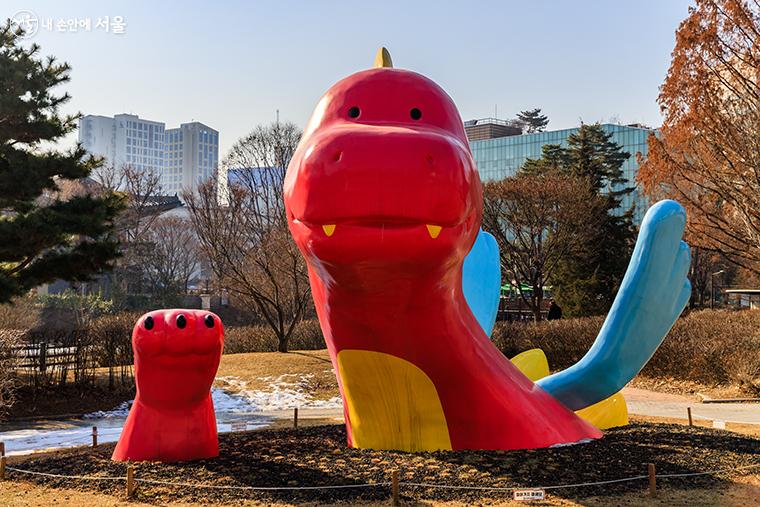 서울상상나라 앞에 어린이들이 좋아하는 핑크공룡이 세워져 있다. ⓒ유서경