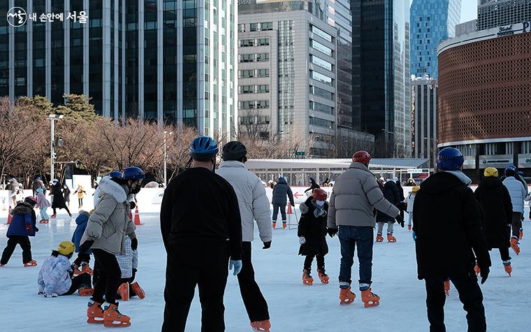 서울광장 스케이트장에서 스케이트를 즐기는 시민들 ⓒ김아름