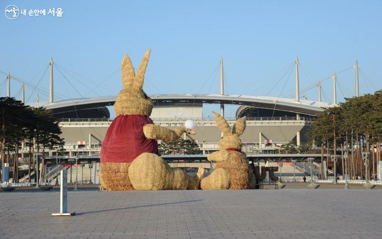 정겨운 토끼 조형물 뒷모습과 앞에 보이는 서울월드컵경기장 ⓒ조수봉