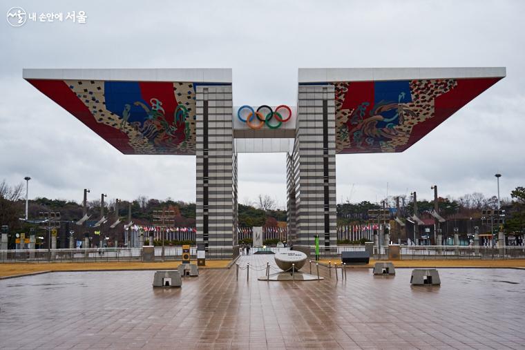 김중업 건축가의 작품인 올림픽공원에 있는 ‘세계평화의 문’. 한국의 전통적인 문 개념을 도입해 현대건축과 전통건축의 조화를 보여주고 있다. ⓒ이정규