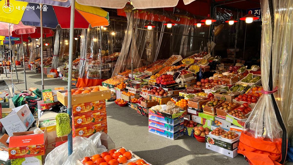 유진상가의 탱크 주차장에는 상큼한 과일도소매 가게들이 자리잡고 있다. ⓒ이준엽