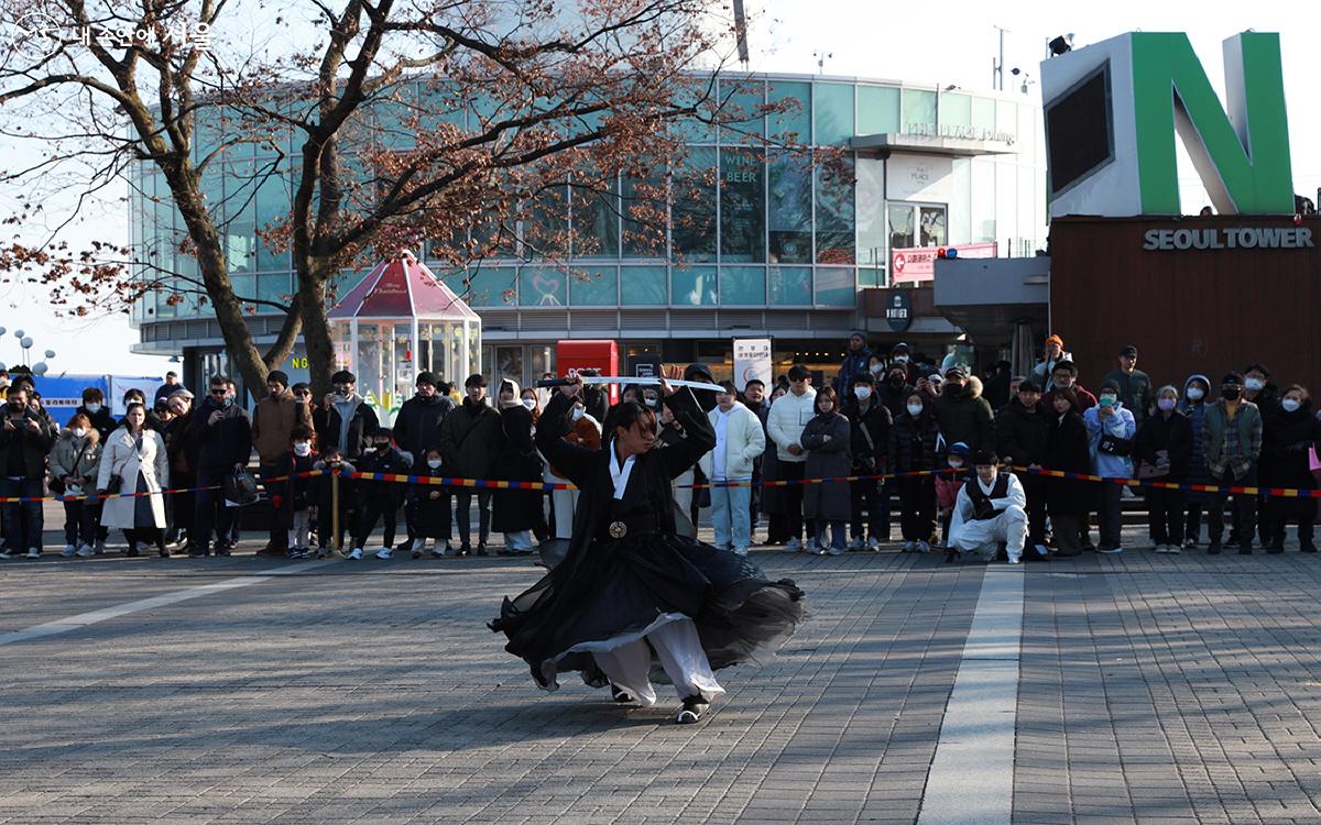 남산 팔각정의 전통 무예 공연 ⓒ노인숙