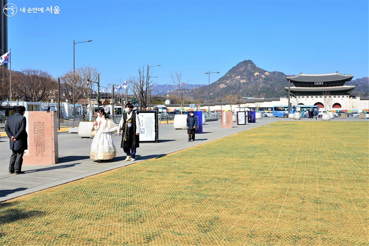 한복을 곱게 차려 입은 시민들이 전시를 관람하며 여유를 만끽하고 있다. ⓒ이봉덕 