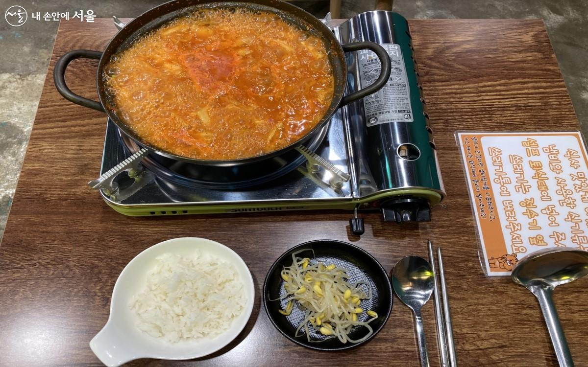 찌개가 나왔다. 밥과 반찬은 셀프 코너에서 직접 담아오면 된다. 밥과 반찬을 남기지 않으려 적당량만 담았다. 오늘 반찬은 콩나물 무침이다. ©전주영