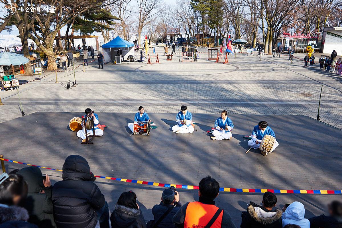 남산팔각정 광장에서는 오후 3시가 되면 남산봉수대 봉화의식의 부대행사로 전통문화 공연이 열리며, 먼저 흥겨운 사물놀이 공연이 펼쳐진다. ⓒ이정규