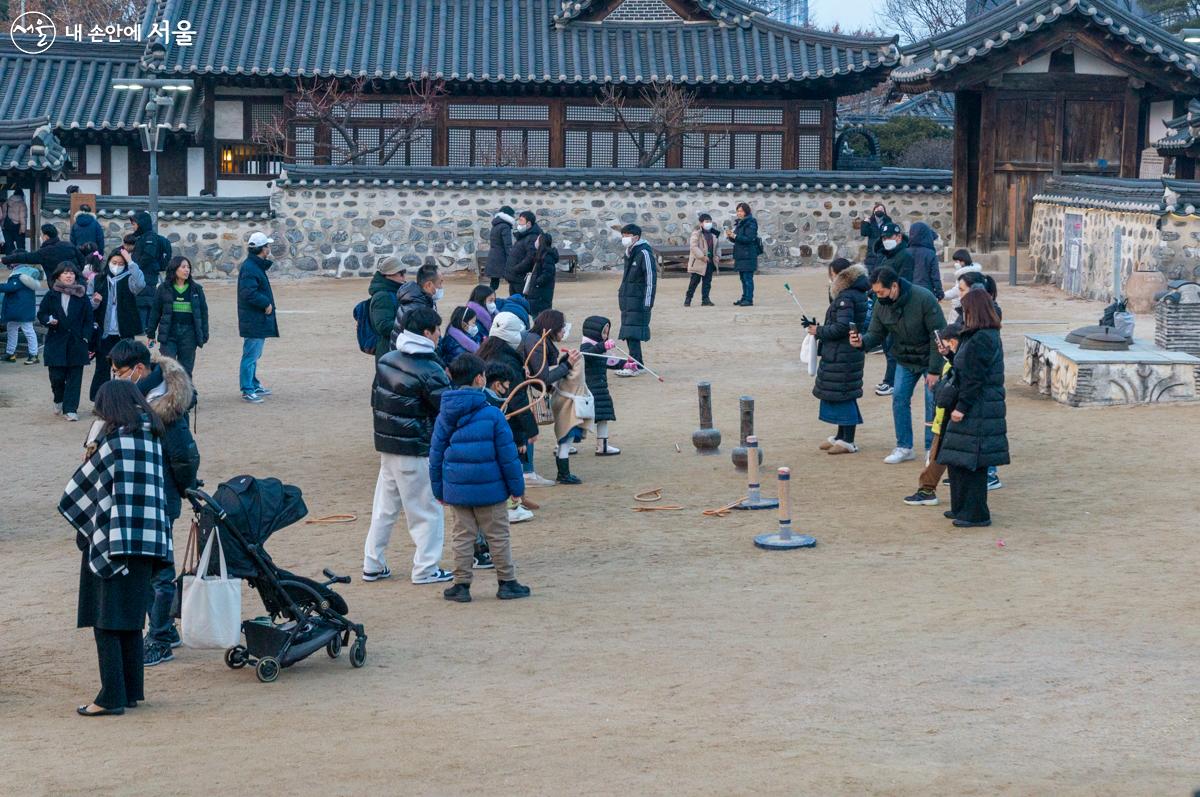 투호 던지기와 쇠코뚜레 걸기 등 전통놀이에 푹 빠진 아이들 ⓒ이병문