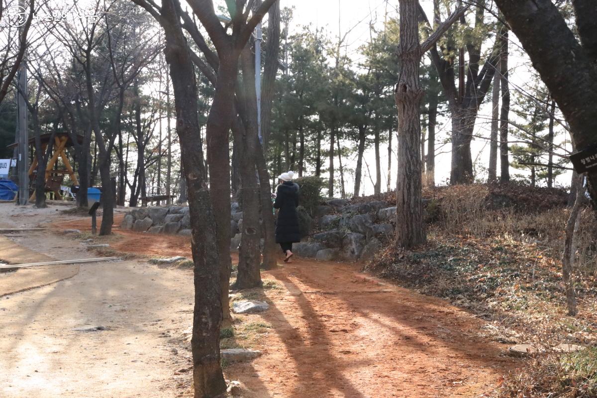 산림욕과 함께 할 수 있는 매봉산 맨발황톳길 ⓒ노인숙