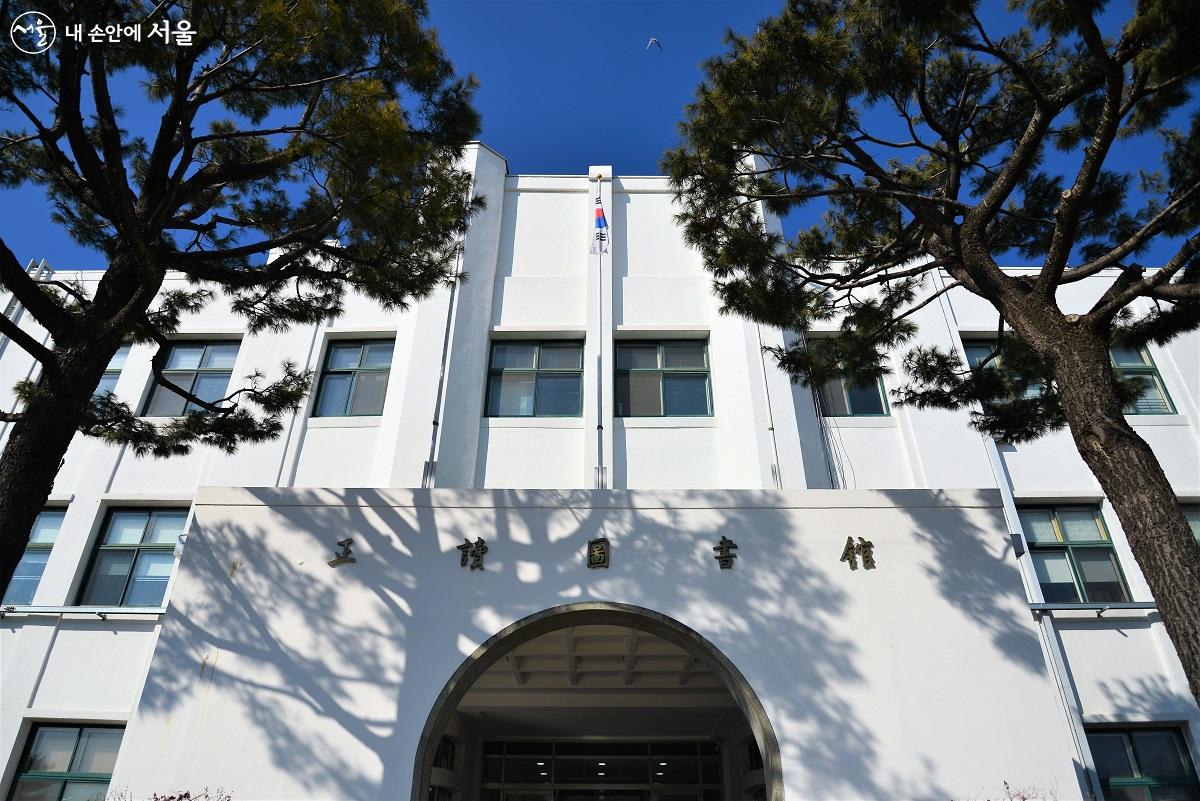 정독도서관은 1938년 한국의 첫 근대 중등교육기관 경기고의 본관으로 사용했던 자리로 1976년 타지역으로 이전 후 도서관으로 사용되고 있다. ⓒ이봉덕 