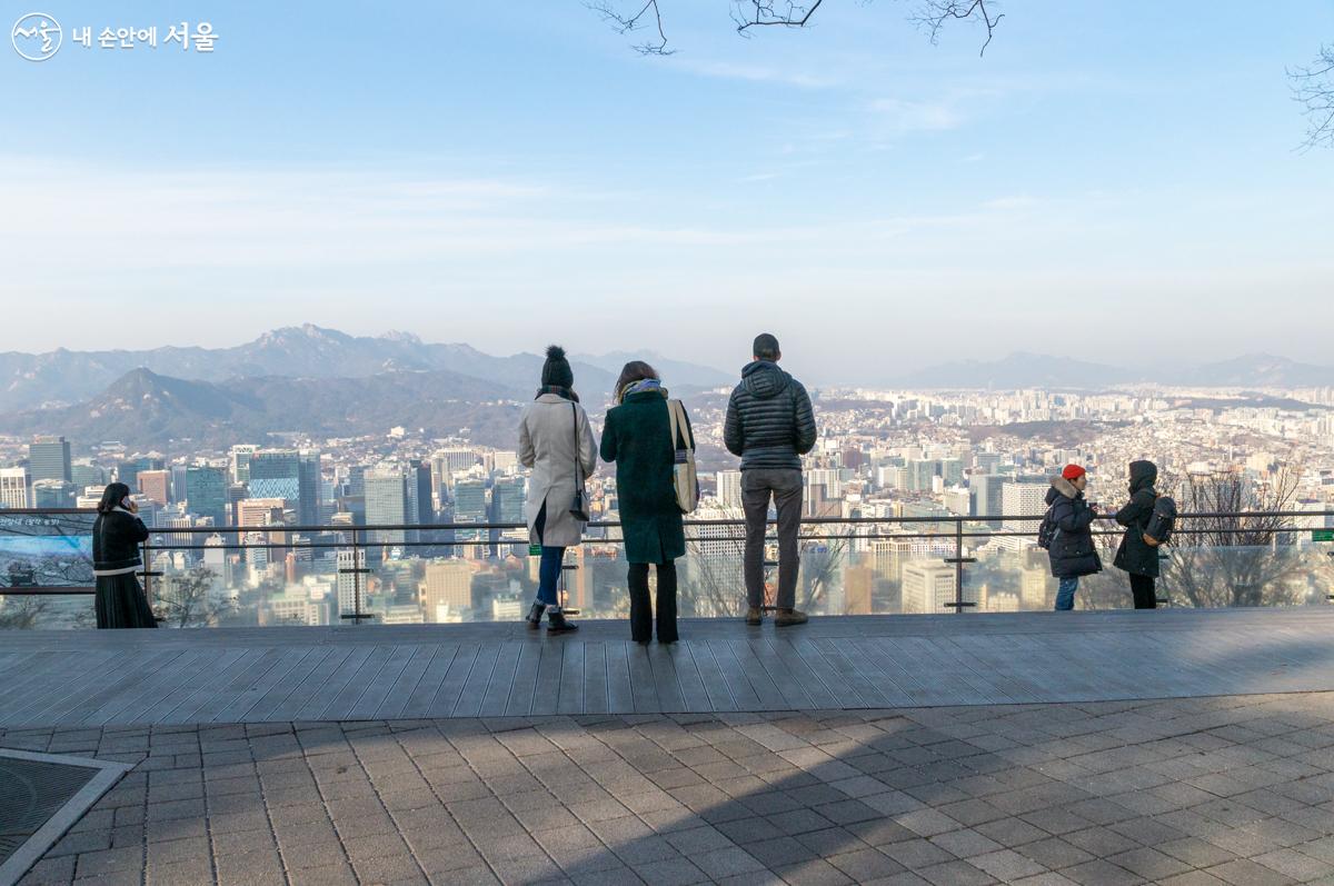 남산전망대에서 서울의 도심풍경을 감상하고 있는 외국인들 ⓒ이병문 