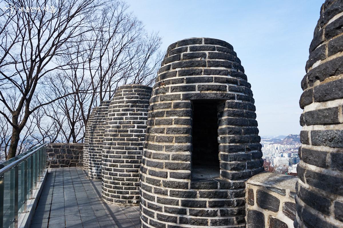 봉화의식이 모두 끝나면 봉수대에 올라가 볼 수 있다. 남산봉수대는 갑오개혁 다음해인 1895년까지 운영되었다고 한다. 현재의 남산봉수대는 1993년에 복원한 것이다. ⓒ이정규