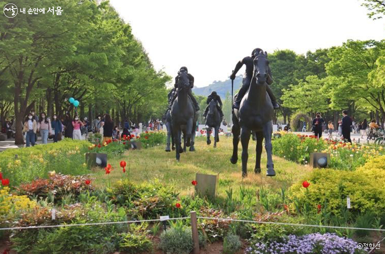 서울숲에서 만날 수 있는 ‘군마상’은 경주마 형상의 동상으로 과거 서울숲이 지닌 뚝섬승마장의 역사를 보여준다.