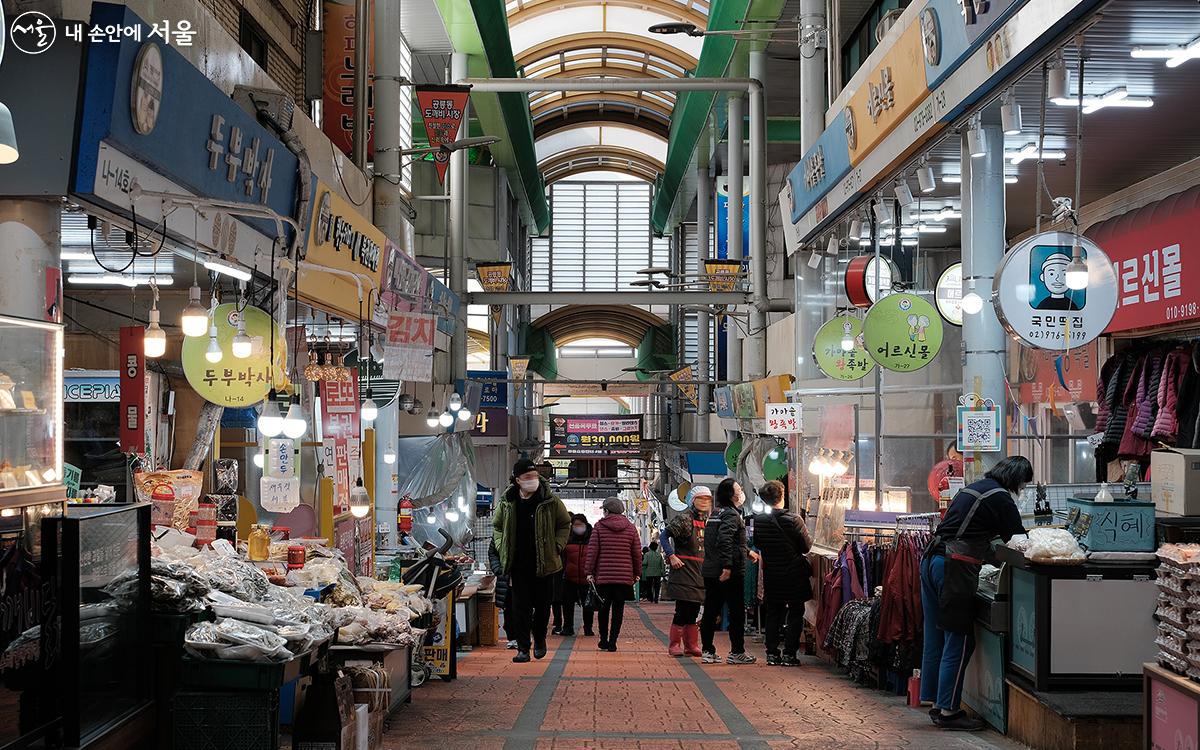 공릉동 도깨비시장 전경. 도깨비시장은 경춘선이 개통되면서 화랑대역 앞에 모여든 노점상으로부터 시작되었고, 노점 단속이 나오면 도깨비가 다녀간 듯 순식간에 사라지고, 단속이 끝나면 다시 철길에 모여 장터를 꾸려나간 상인들의 사연이 담긴 곳이다. ⓒ김아름