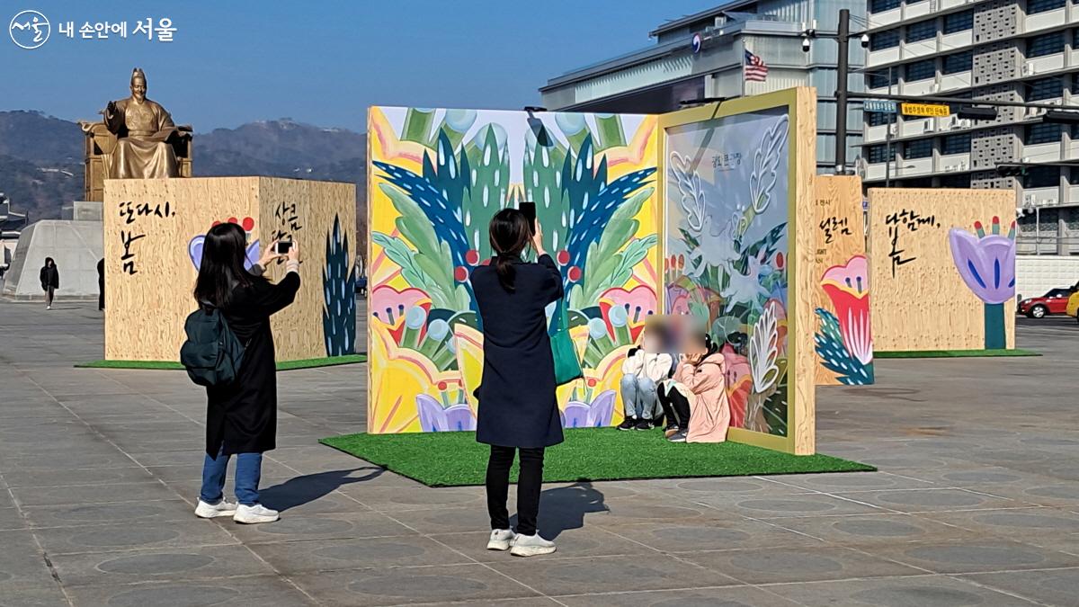 포토존 삼아 사진을 찍고 있는 아이들 ⓒ이선미 