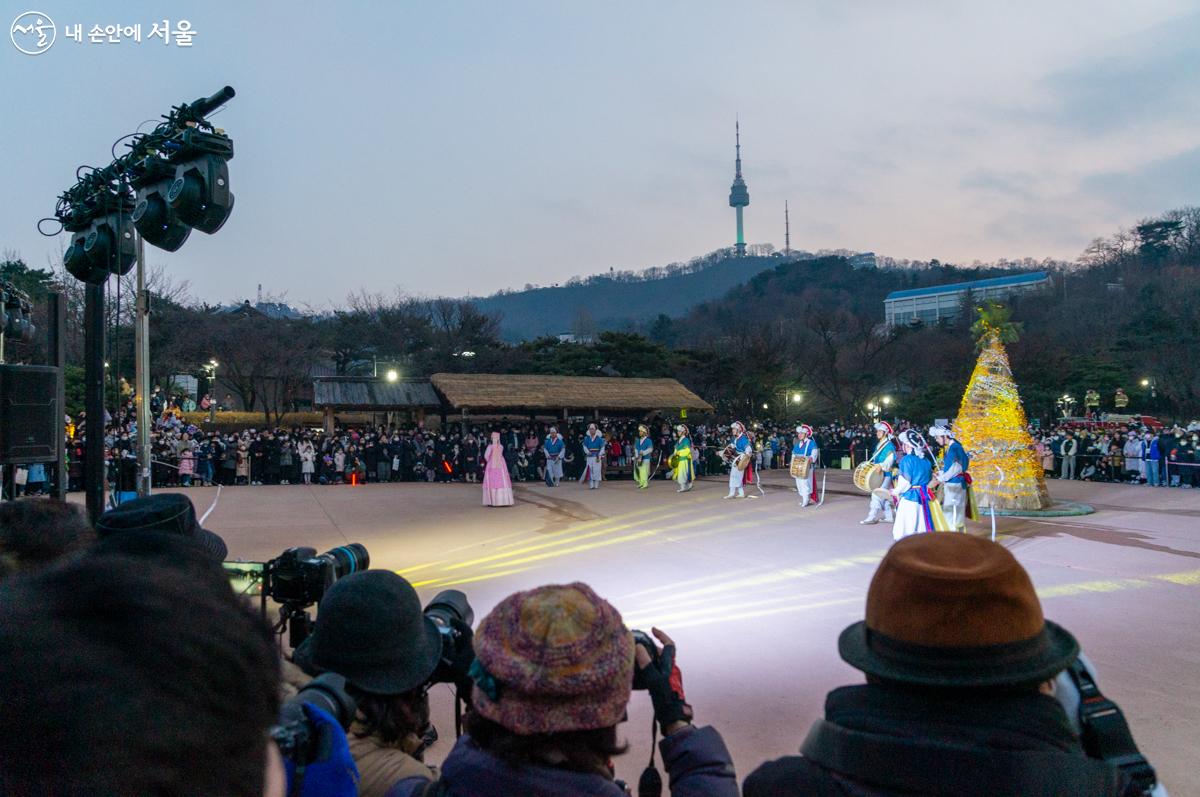 천우각 마당에서 진행된 '축원 지신밟기 혼의소리' 공연 ⓒ이병문