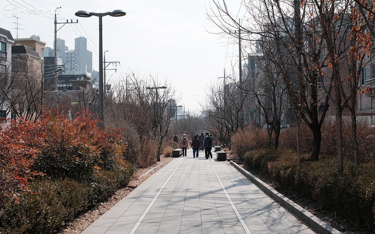 아름답게 조성된 경춘선 숲길 따라 걷는 시민들. 인근 도깨비시장과 골목 사이사이 카페, 상점들이 있어 사람들이 끊이질 않는 곳이다. ⓒ김아름