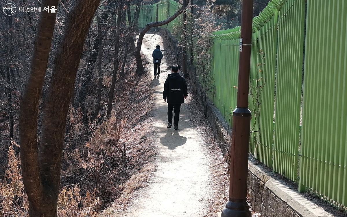 서달산 능선을 따라 걷는 시민들 ⓒ김아름