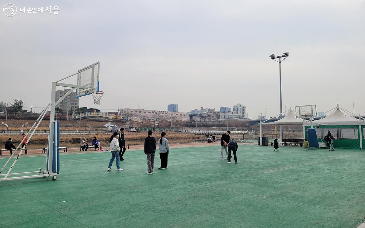 ﻿무료로 이용 가능한 농구 코트에서 많은 주민들이 자유롭게 농구를 즐기고 있다.﻿ ⓒ이상미