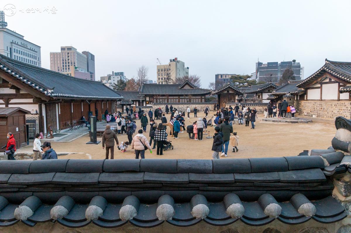 조선사대가부터 일반 평민의 집까지 한옥 다섯 채를 옮겨놓은 남산골한옥마을 ⓒ이병문