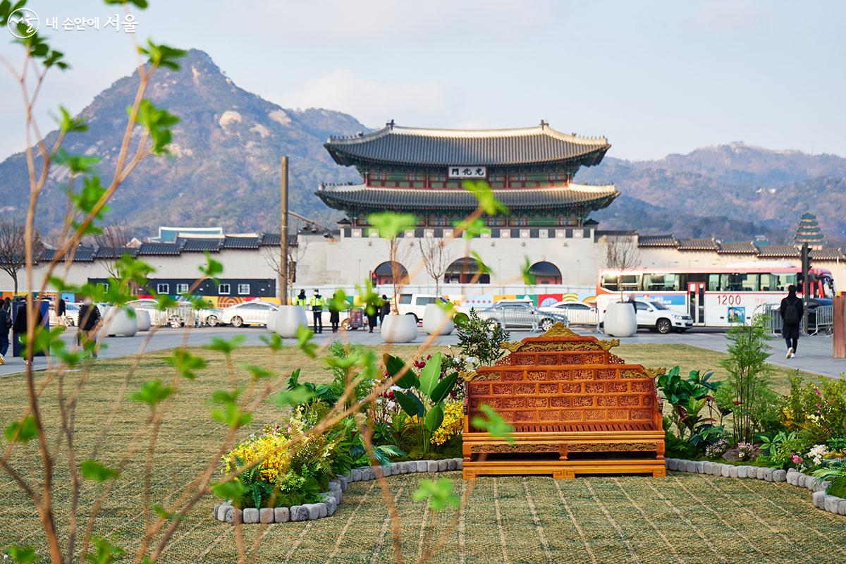 광화문과 북악산을 배경으로 어좌가 놓여 있는 포토존. 멋진 사진을 찍을 수 있어 시민들에게 인기가 많다. ⓒ이정규