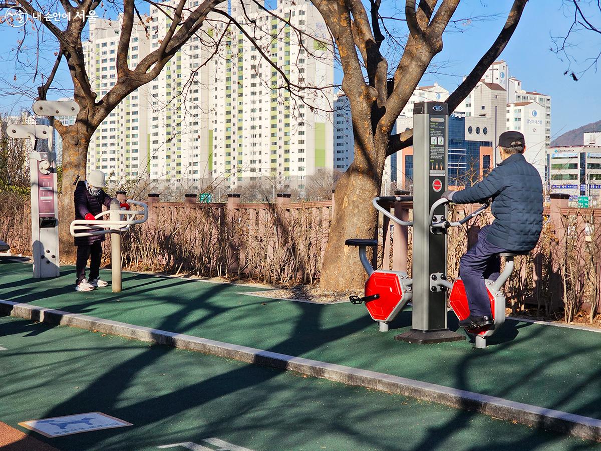서울 시민들이 각자의 취향에 맞는 운동기구로 열심히 운동하고 있다. ⓒ박원선