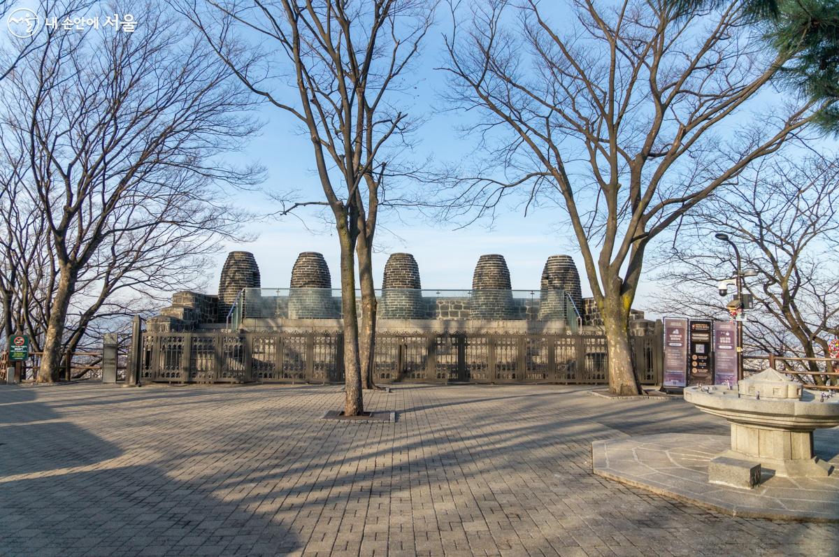 남산공원에 위치한 ‘목멱산 봉수대터’는 1993년 서울특별시 기념물로 지정되었다. ⓒ이병문 