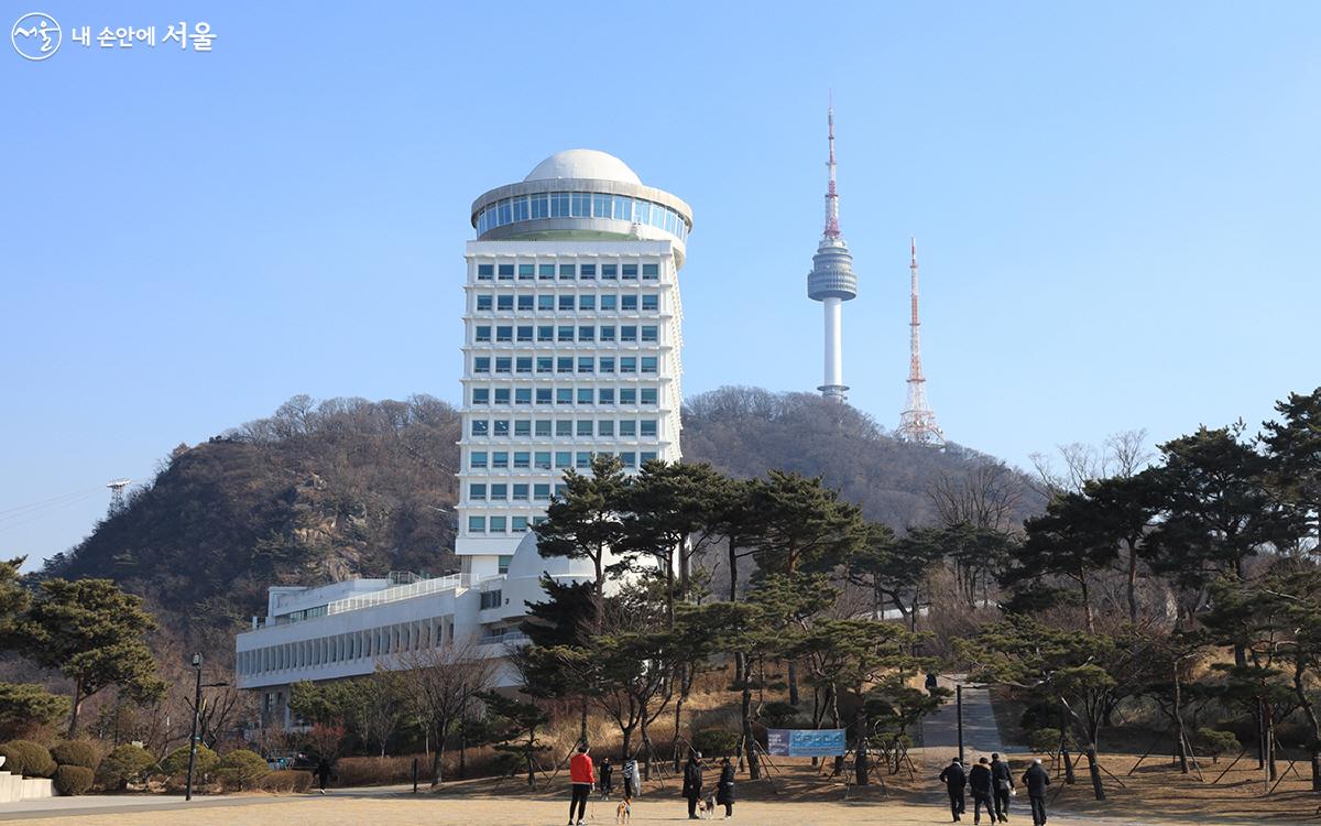 백범 광장에서 바라본 남산 정상 ⓒ노인숙