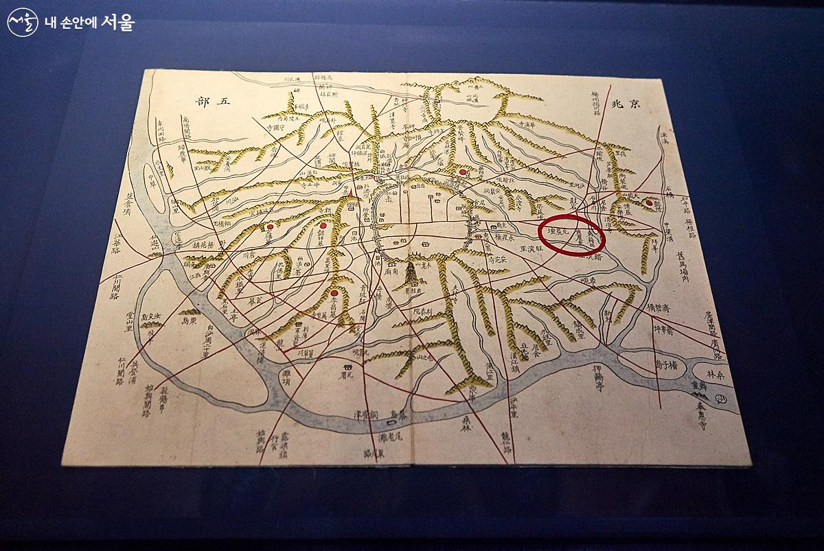 ‘대동여지도’를 그린 김정호가 ‘대동여지도’에 앞서 만든 전국지도인 ‘동여도’ 중의 한양 지도. 가운데 동그란 부분이 한양도성이고 우측의 빨간 동그라미가 선농단의 위치이다. 지금의 동대문구 제기동이다. ⓒ이정규