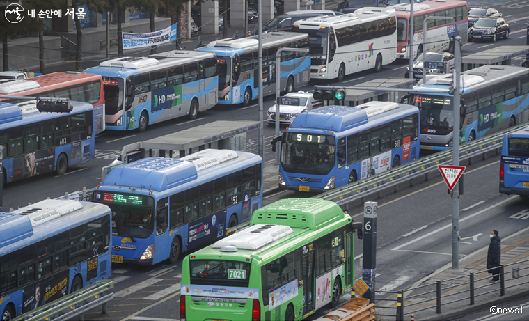 서울시는 시민들의 교통비 부담 완화를 위해 대중교통 요금 인상을 하반기로 연기했다.