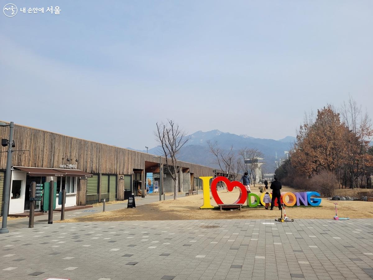 대전차방호시설이 문화창작공간으로 재탄생한 ‘평화문화진지’가 다락원체육공원 옆에 있다. ⓒ강사랑