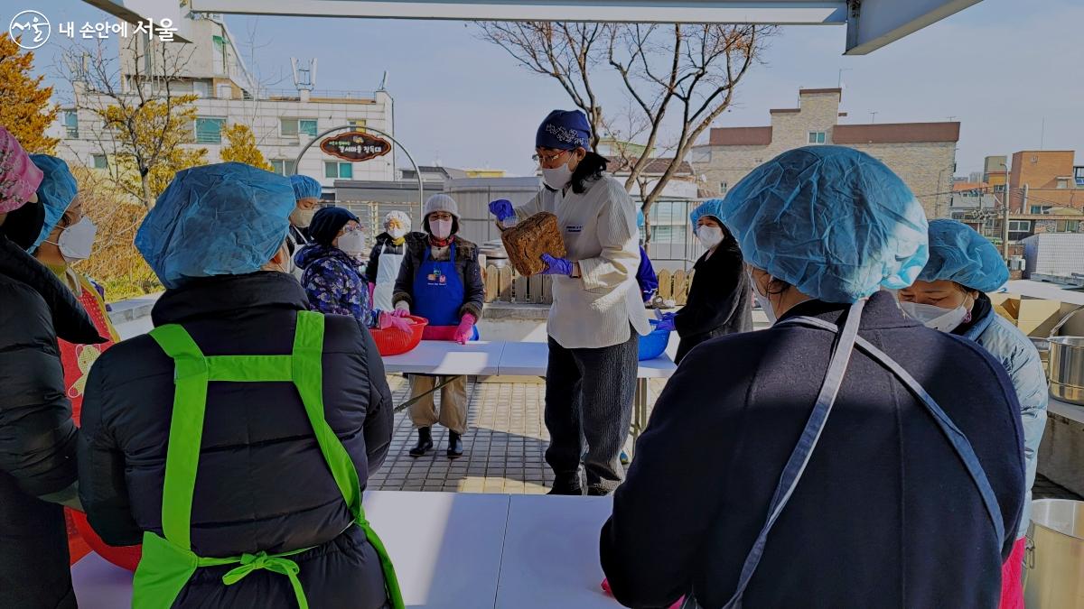 전통 장의 유래에 대해 설명하는 ‘강서마을 장독대’ 대표 서덕순 씨 ©박분