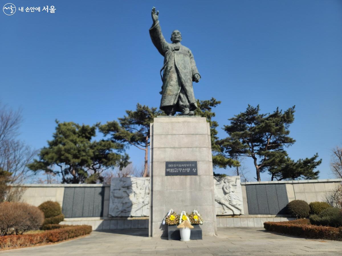 한양도성 남산구간에는 백범 김구 선생, 성재 이시영 선생, 안중근 의사 동상 등 독립운동가 기념물이 많다. ⓒ이영남