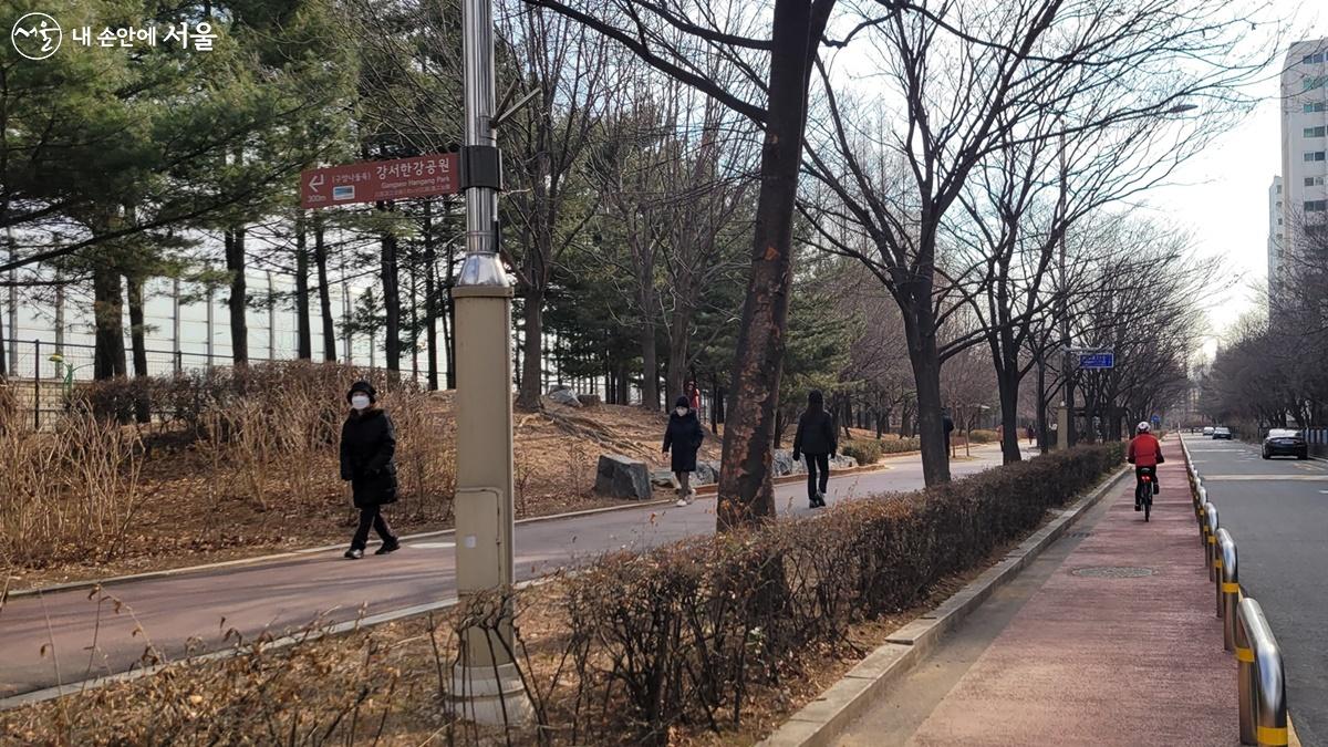 가벼운 운동과 여가를 즐길 수 있는 공암나루근린공원은 가양동의 운동 명소다. ©최용수