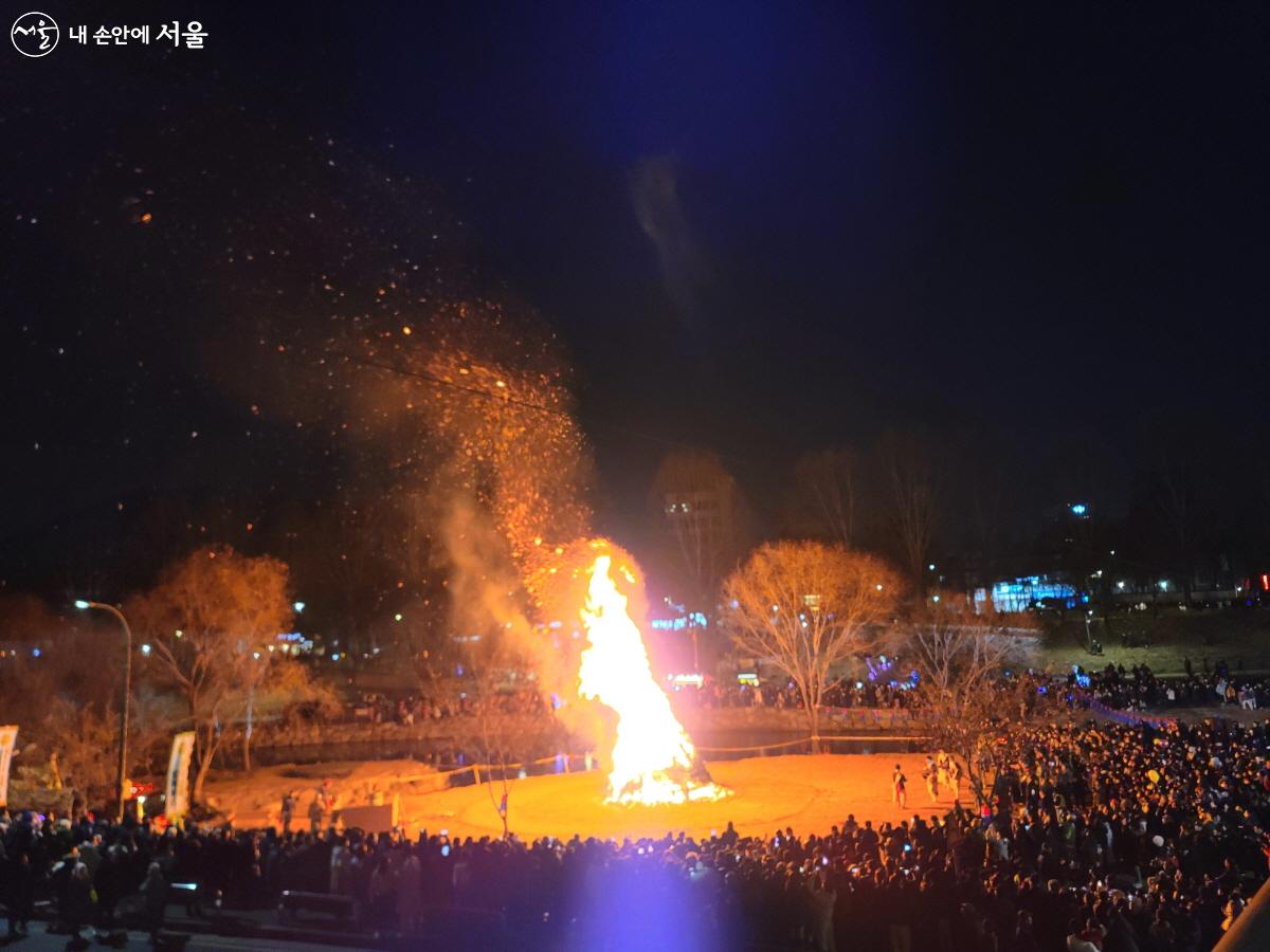 서초구 양재천 영동1교 아래에서 정월대보름 달맞이 축제가 열렸다. ©이영남