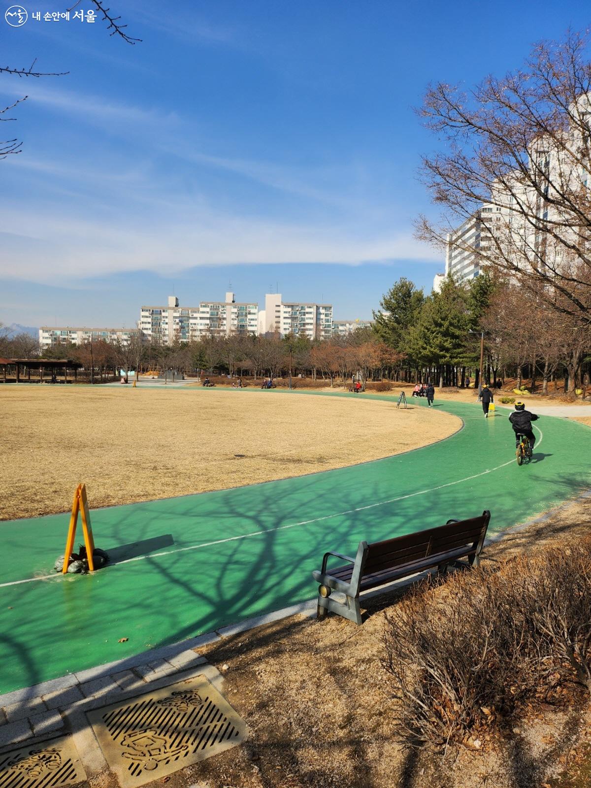 이곳에서는 자전거 및 인라인 스케이트 등을 탈 수 있다. 겨울에는 바닥이 미끄러워 주의가 필요하다.