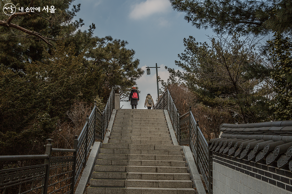 남산골한옥마을 타임캡슐광장을 지나 계단을 올라 다리를 건너면 남산둘레길이 나온다 ⓒ문청야