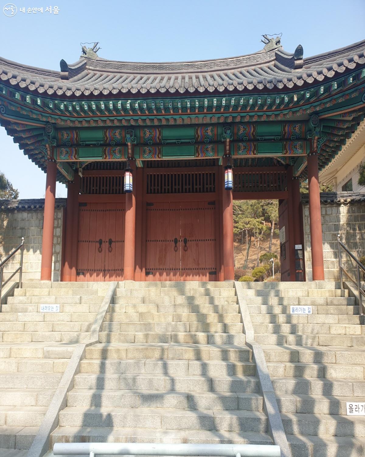 서울시 유형문화재 제12호로 지정된 사당 청권사 입구 ⓒ박경호