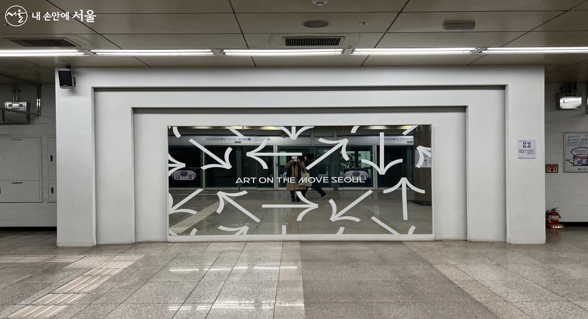 플랫폼 갤러리에 설치된 <빅 미러>는 지하철 이용객의 모습을 담은, 움직이는 작품이다. ⓒ박지영