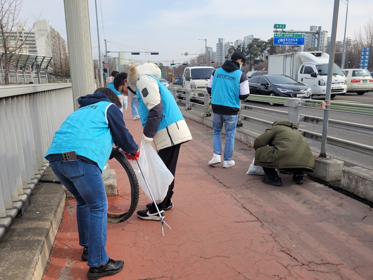 쓰레기 '줍깅'으로 중랑천 지켜요! 운동효과는 덤~