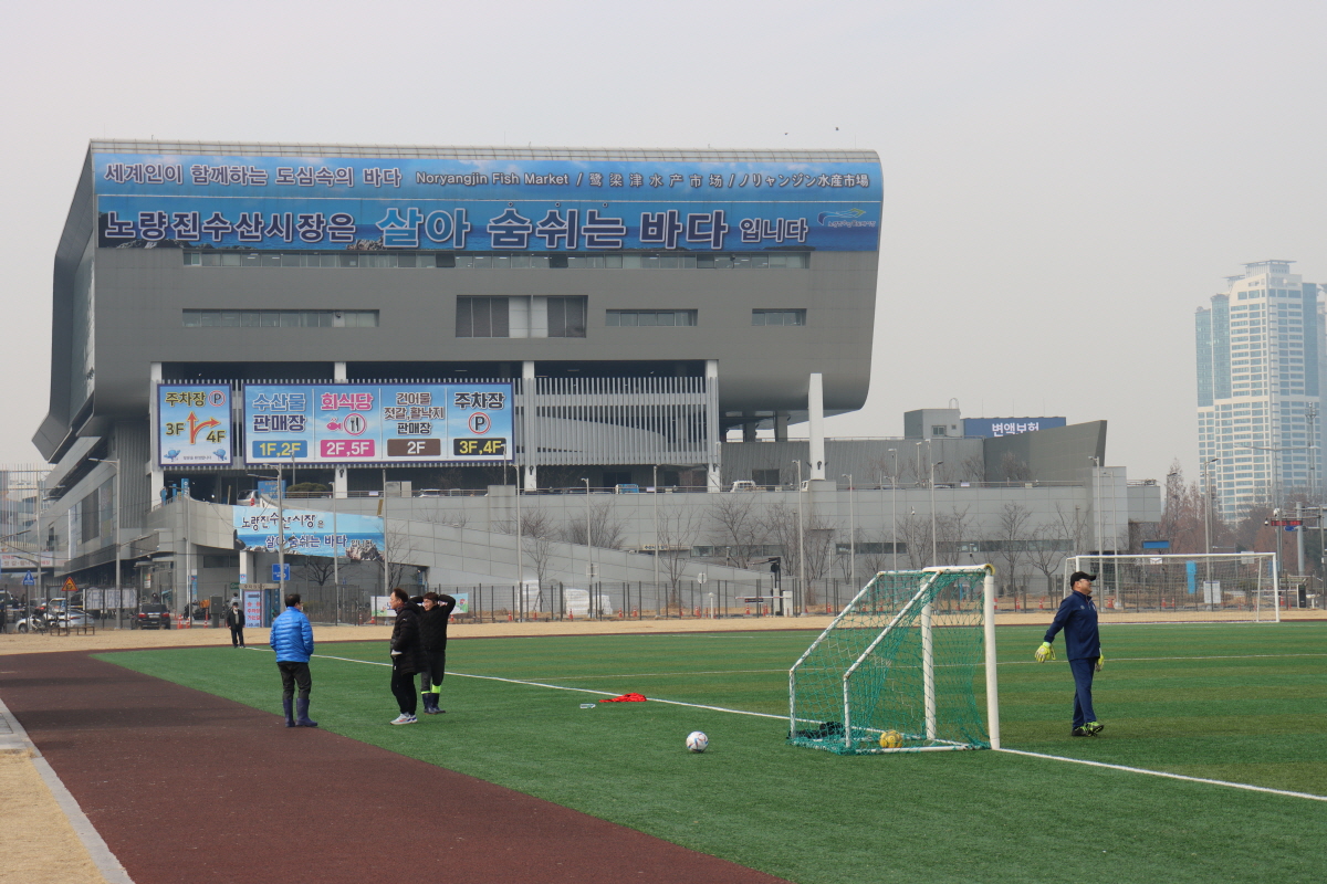  프로 경기장 못지않다! 최신 시설 갖춘 노량진 야구장과 축구장 