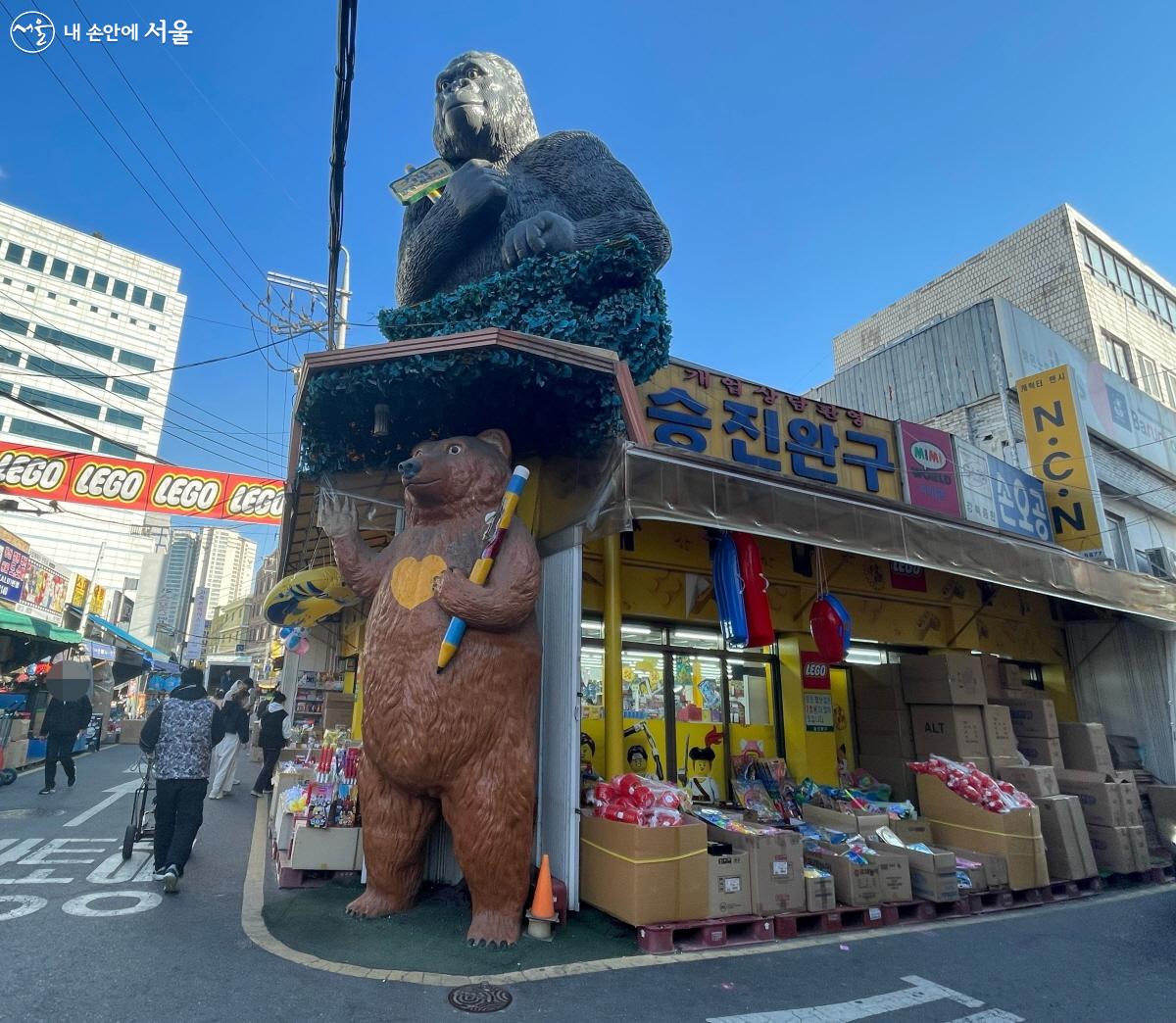 대형 고릴라와 곰 모형을 세워두고 손님을 맞이하는 완구점 ⓒ이정민