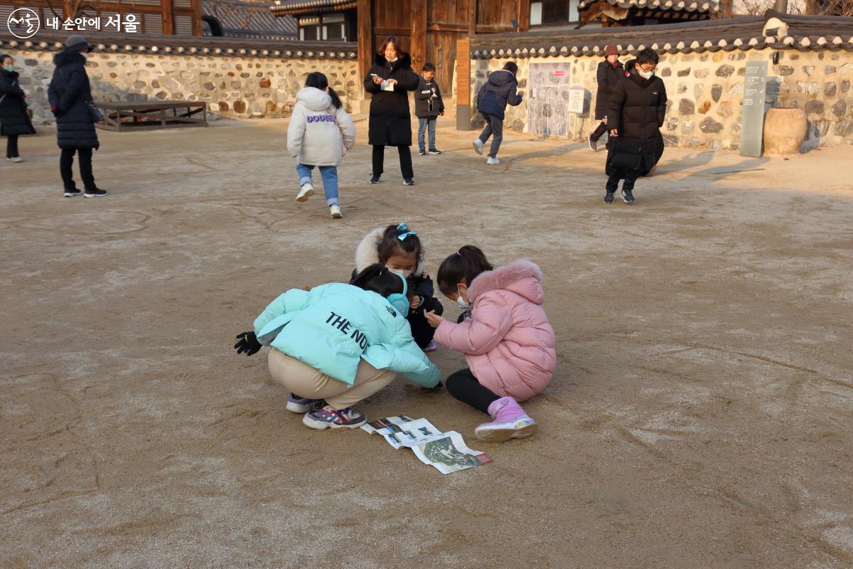 어린이들이 머리를 맞대고 한참을 노는 중이다. ⓒ이선미   