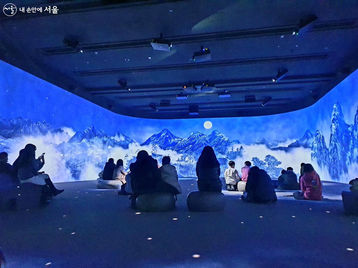 국립중앙박물관 디지털 실감 영상관1에서 초대형 파노라마가 펼쳐지고 있다. ⓒ방금숙