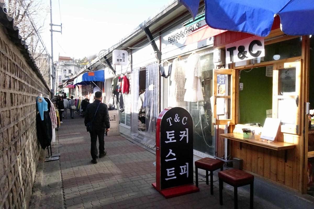 시장 골목 곳곳에 있는 맛집과 카페 ⓒ김종성 