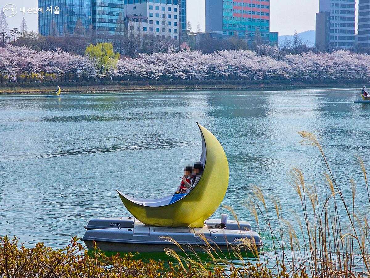 석촌호수를 가로지르는 초승달 모양의 배 ⓒ박원선