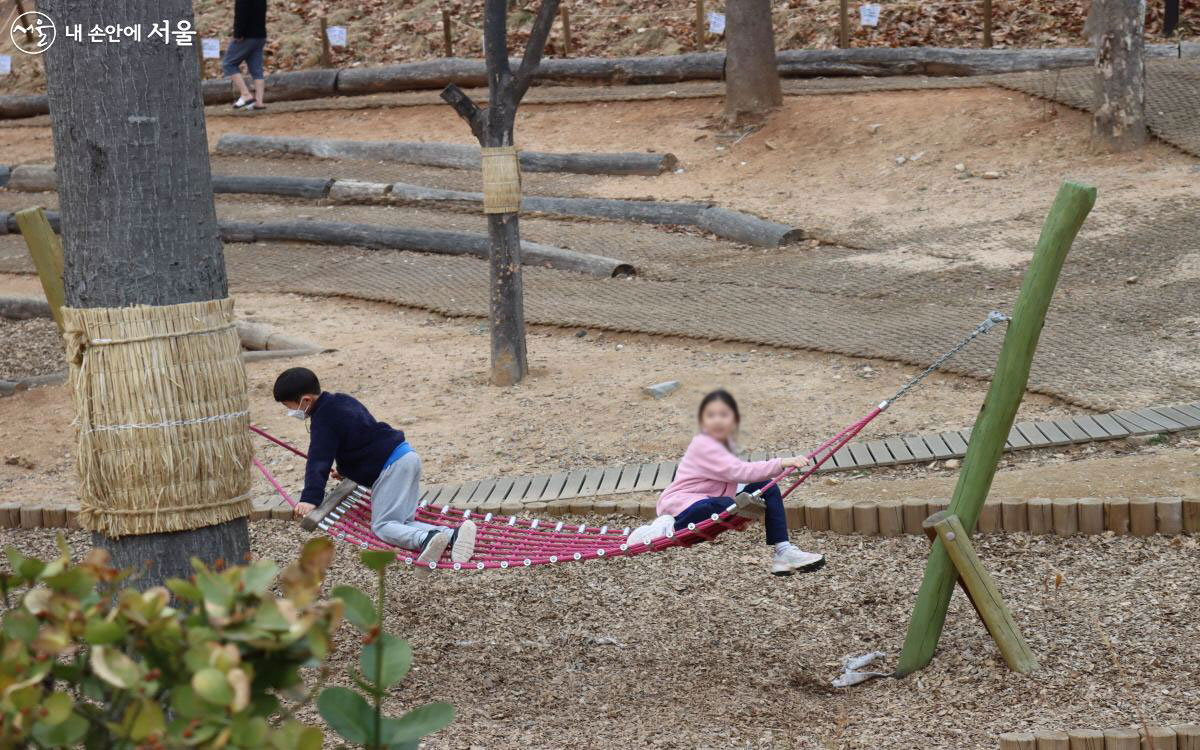 아이들이 ‘해먹’에서 즐거운 시간을 보내고 있다. ⓒ심재혁