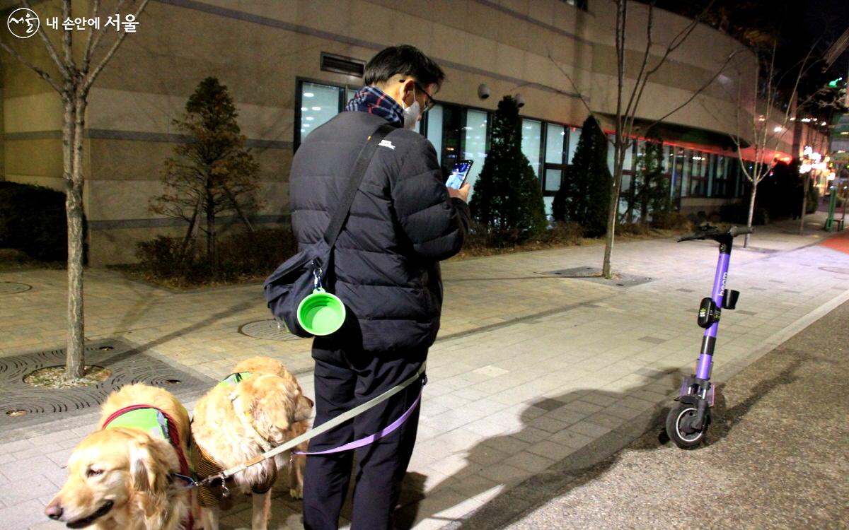 중랑천변을 따라 동행한 순찰길, 보도에 방치되어  있는 킥보드를 신고했다. ©엄윤주