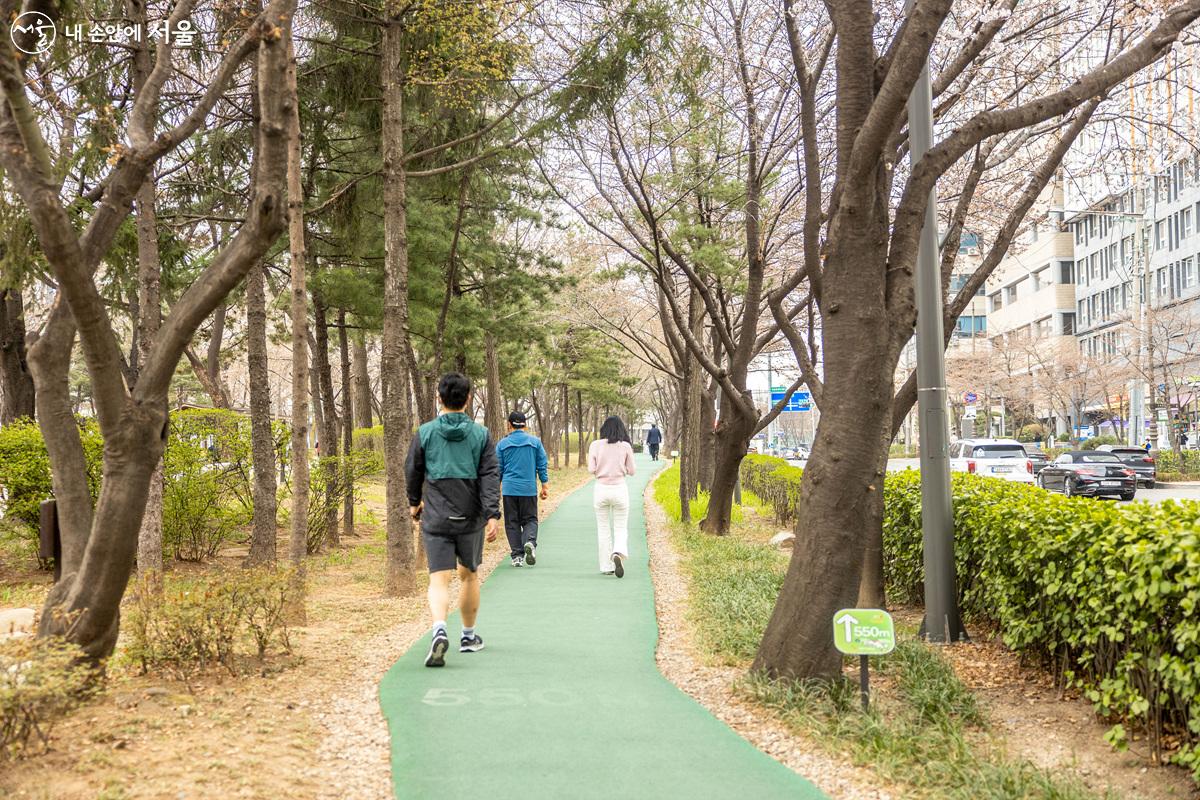 따뜻한 봄을 맞아 구로거리공원에는 많은 주민들이 나와 산책을 즐기고 있는 모습이다. ⓒ임중빈