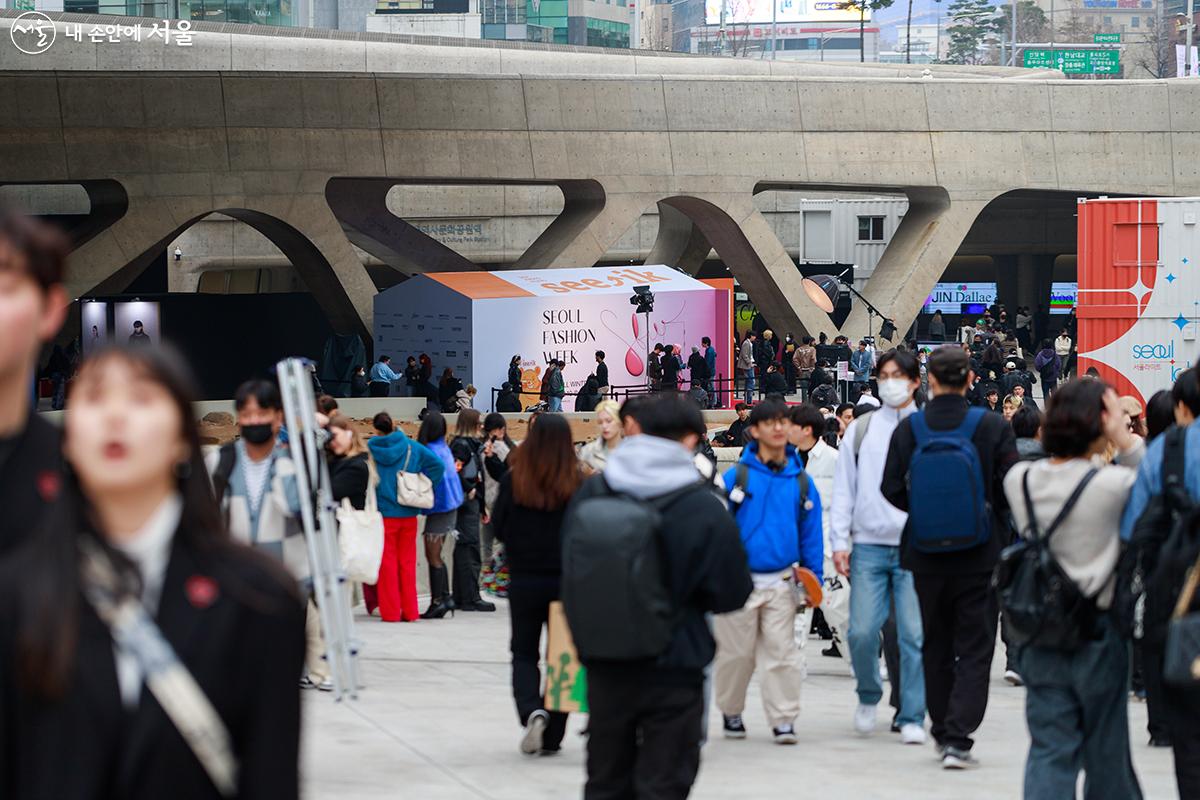 서울패션위크 개막일인 3월 15일, 수많은 인파가 DDP를 찾았다. ⓒ유서경